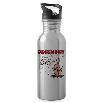 Im Dezember geboren - ich bin 66 + Mittelfinger für - Trinkflasche mit integriertem Trinkhalm - Lightsilver - Rechts