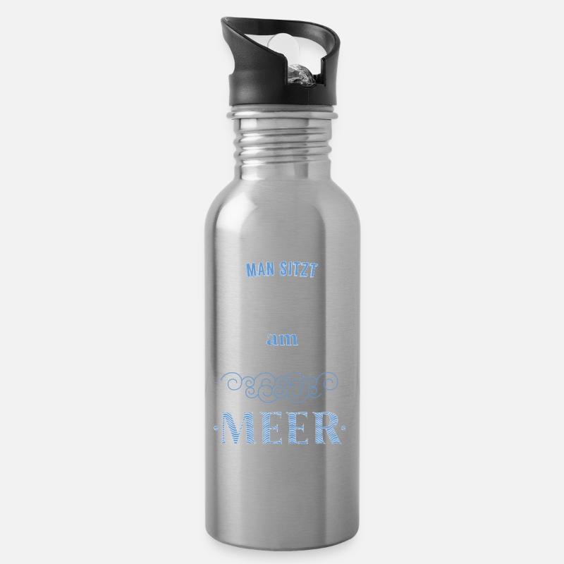 Man sitzt viel zu wenig am Meer - Trinkflasche mit integriertem Trinkhalm - Lightsilver