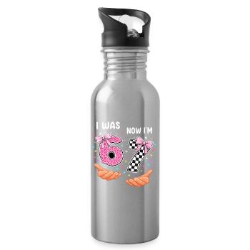 Ich war 6 jetzt bin ich 7 - siebter Geburtstag - Trinkflasche mit integriertem Trinkhalm - Lightsilver - Rechts