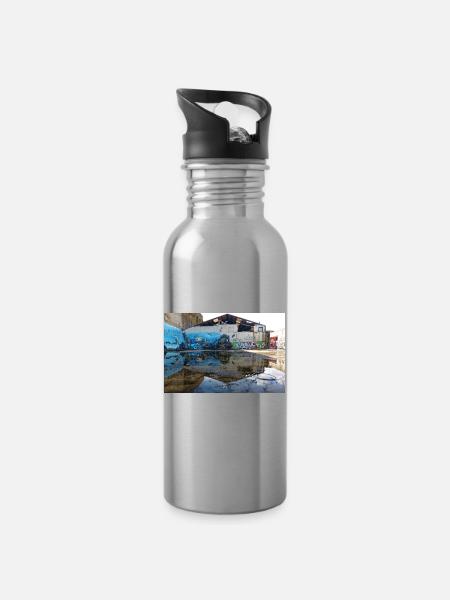 Urbane Reflexionen – Blaues Graffiti - Trinkflasche mit integriertem Trinkhalm - Lightsilver