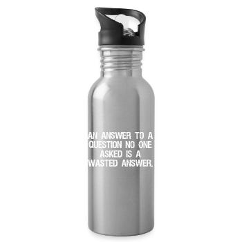 Une réponse à une question que personne n’a posée est une perte - Gourde avec paille intégrée - argent clair - Droite