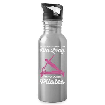 Unterschätze niemals eine alte Frau, die Pilates macht - Trinkflasche mit integriertem Trinkhalm - Lightsilver - Rechts