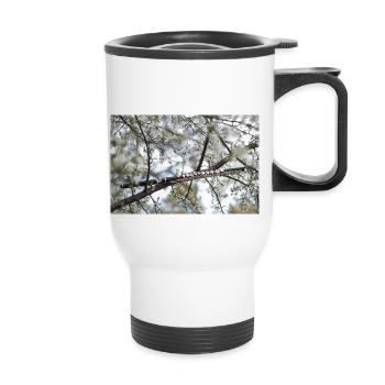 Une flûte noire entre les branches et les fleurs. - Tasse isotherme avec poignée - blanc - Devant