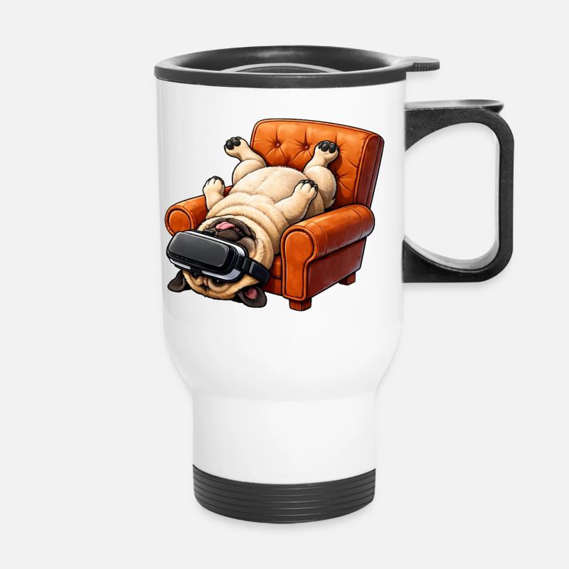 Mops mit VR Brille im Sessel - Thermobecher mit Tragegriff - Weiß