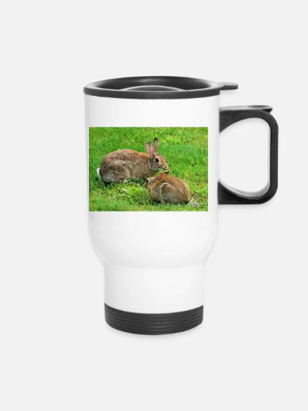 Wildkaninchen auf Wiese - Thermobecher mit Tragegriff - Weiß
