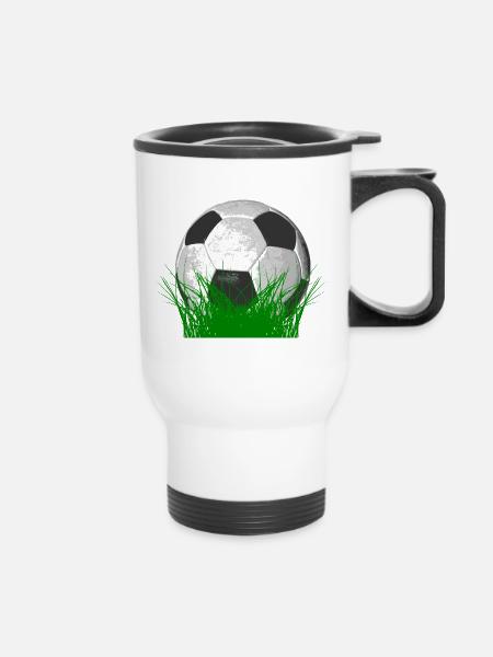 Fußball im Gras - Thermobecher mit Tragegriff - Weiß