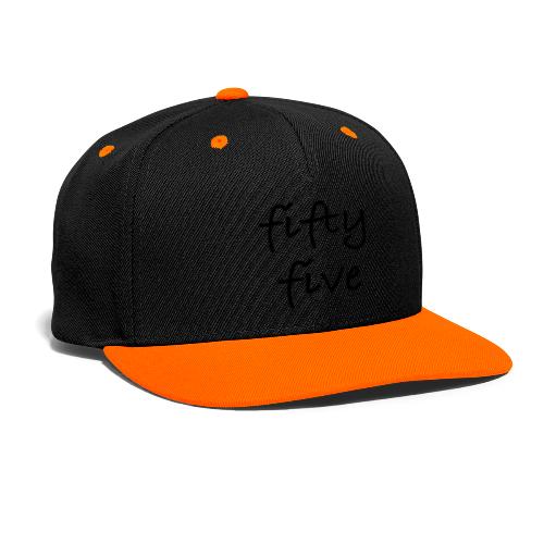 Fiftyfive -teksti mustana kahdessa rivissä - Kontrastivärinen snapback-lippis