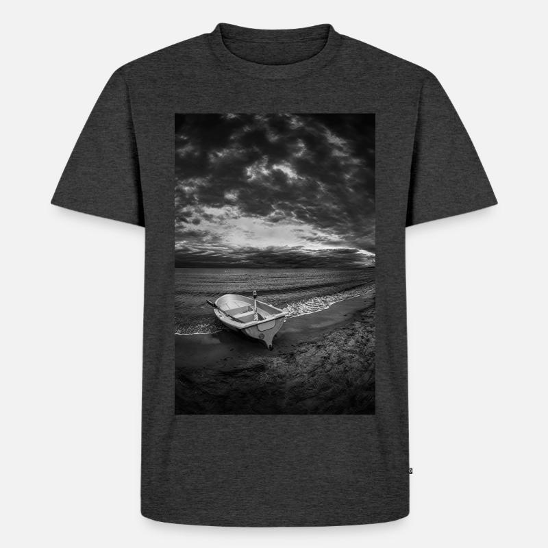 Ein Boot an einem dunklen Ufer - Männer Premium Bio T-Shirt - Anthrazit meliert