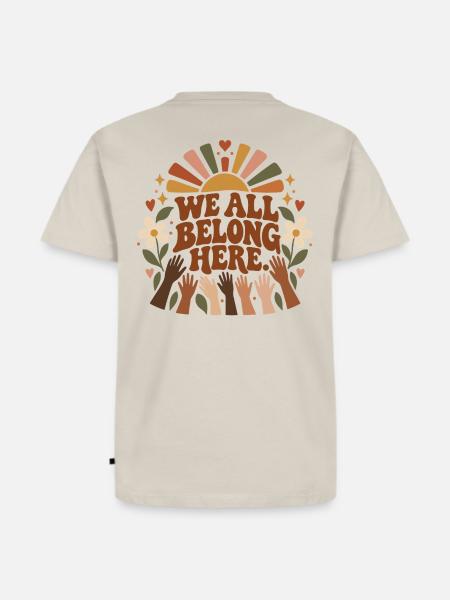 We All Belong Here - Männer Premium Bio T-Shirt - Beige