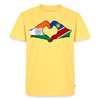 Drapeau de l'Inde et de la Namibie en forme de cœur - T-shirt Premium bio Homme - jaune pastel - Devant - AI Model Male 185 dark (185cm)