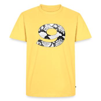 Motif Peau de Serpent Numéro 9 - T-shirt Premium bio Homme - jaune pastel - Devant - AI Model Male 185 dark (185cm)