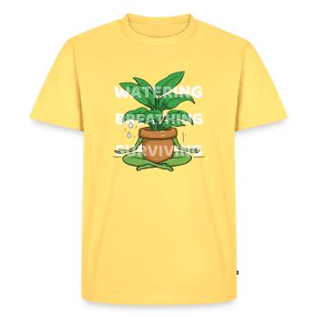 Arroser, respirer, survivre - dicton motivant - T-shirt Premium bio Homme - jaune pastel - Devant - AI Model Male 185 dark (185cm)
