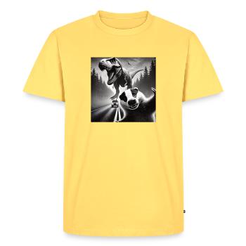 Un blaireau rencontre un dinosaure sur une route de campagne lugubre - T-shirt Premium bio Homme - jaune pastel - Devant - AI Model Male 185 dark (185cm)