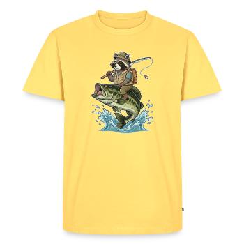 Un raton laveur drôle fait des chevauchements sur un achigan - T-shirt Premium bio Homme - jaune pastel - Devant - AI Model Male 185 dark (185cm)