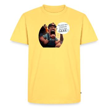 ON PEUT ÊTRE CHEMINOT SANS CRIER GARE ! (train)  - T-shirt Premium bio Homme - jaune pastel - Devant - AI Model Male 185 dark (185cm)