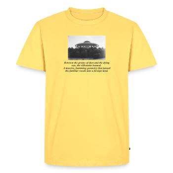 La silhouette qui se profile - T-shirt Premium bio Homme - jaune pastel - Devant - AI Model Male 185 dark (185cm)
