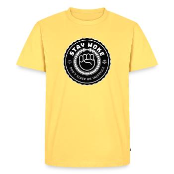Reste éveillé en inquiétude sociale - T-shirt Premium bio Homme - jaune pastel - Devant - AI Model Male 185 dark (185cm)