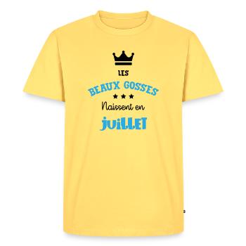 Cadeau naissance bébé garçon Juillet Beaux Gosses - T-shirt Premium bio Homme - jaune pastel - Devant - AI Model Male 185 dark (185cm)