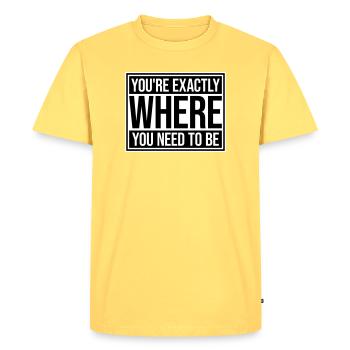 Vous êtes exactement là où vous devez être inspirant - T-shirt Premium bio Homme - jaune pastel - Devant - AI Model Male 185 dark (185cm)