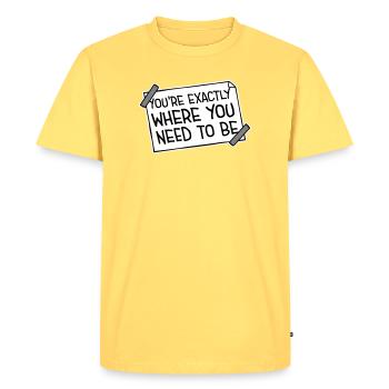Vous êtes exactement là où vous devez être inspirant - T-shirt Premium bio Homme - jaune pastel - Devant - AI Model Male 185 dark (185cm)