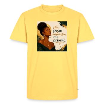 Ma peau mélanisée, ma priorité - T-shirt Premium bio Homme - jaune pastel - Devant - AI Model Male 185 dark (185cm)