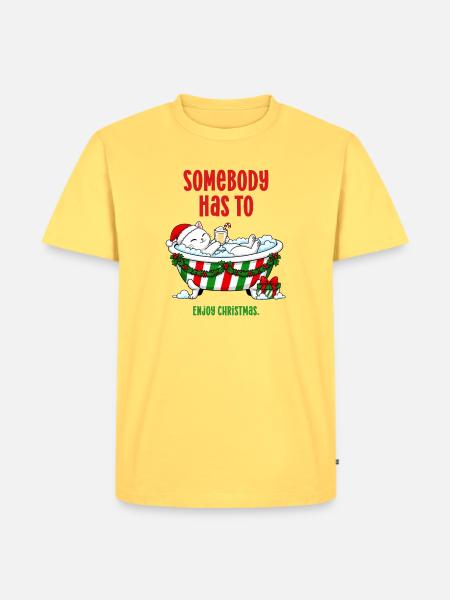 INJF-Katze genießt Weihnachts-Eierpunsch im Schaumbad - Männer Premium Bio T-Shirt - Pastellgelb
