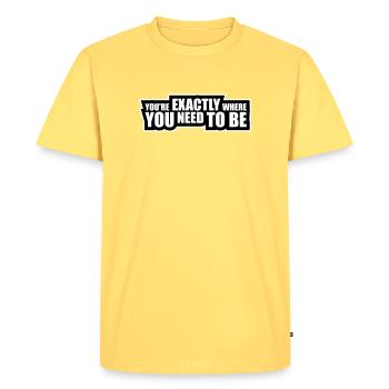 Vous êtes exactement là où vous devez être inspirant - T-shirt Premium bio Homme - jaune pastel - Devant - AI Model Male 185 dark (185cm)