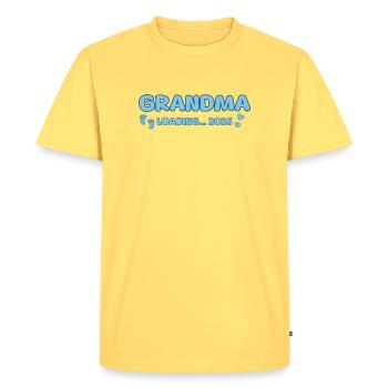 Grand-mère Chargement 2026 - T-shirt Premium bio Homme - jaune pastel - Devant - AI Model Male 185 dark (185cm)