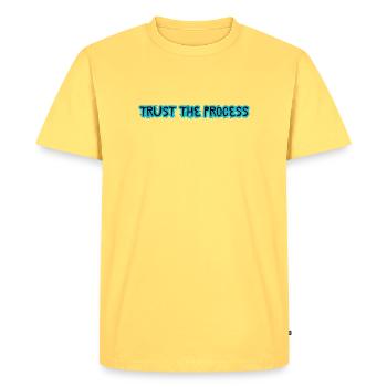 TRUST THE PROCESS conception - T-shirt Premium bio Homme - jaune pastel - Devant - AI Model Male 185 dark (185cm)