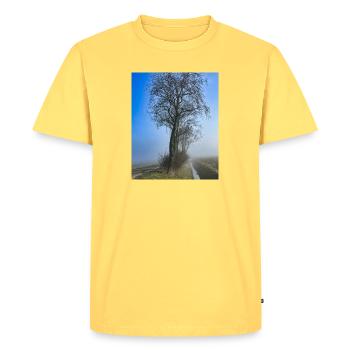 Arbre solitaire dans la brume du matin - T-shirt Premium bio Homme - jaune pastel - Devant - AI Model Male 185 dark (185cm)