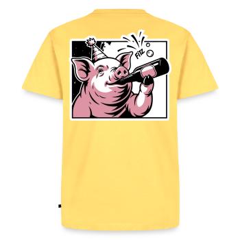 Cochon avec bouteille de fête et de célébration - T-shirt Premium bio Homme - jaune pastel - Dos - AI Model Male 185 dark (185cm)