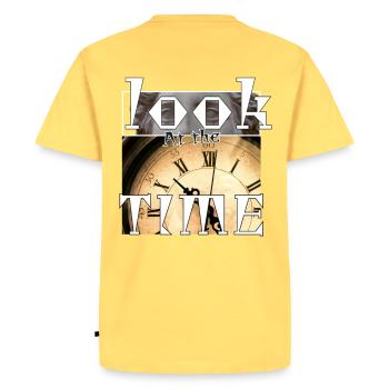 Regarde l'heure - T-shirt Premium bio Homme - jaune pastel - Dos - AI Model Male 185 dark (185cm)