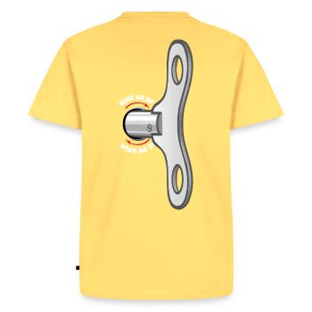 Une clé à l’arrière - T-shirt Premium bio Homme - jaune pastel - Dos - AI Model Male 185 dark (185cm)