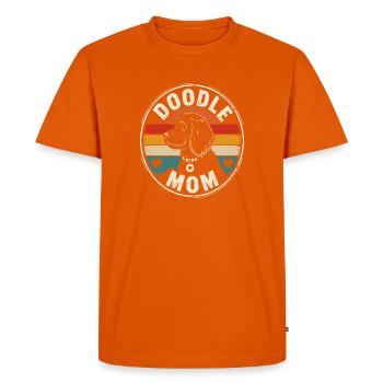 Doodle Mom Retro Dog Badge - Men's Premium Organic T-Shirt - orange  - Front - Nico (187cm)