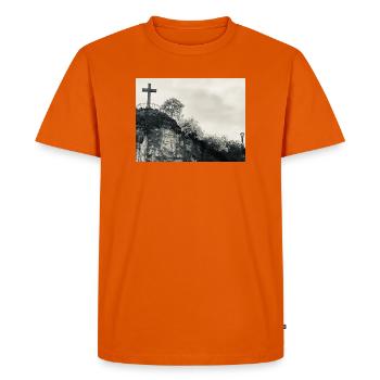 Stone Hill avec croix - T-shirt Premium bio Homme - orange  - Devant - Nico (187cm)