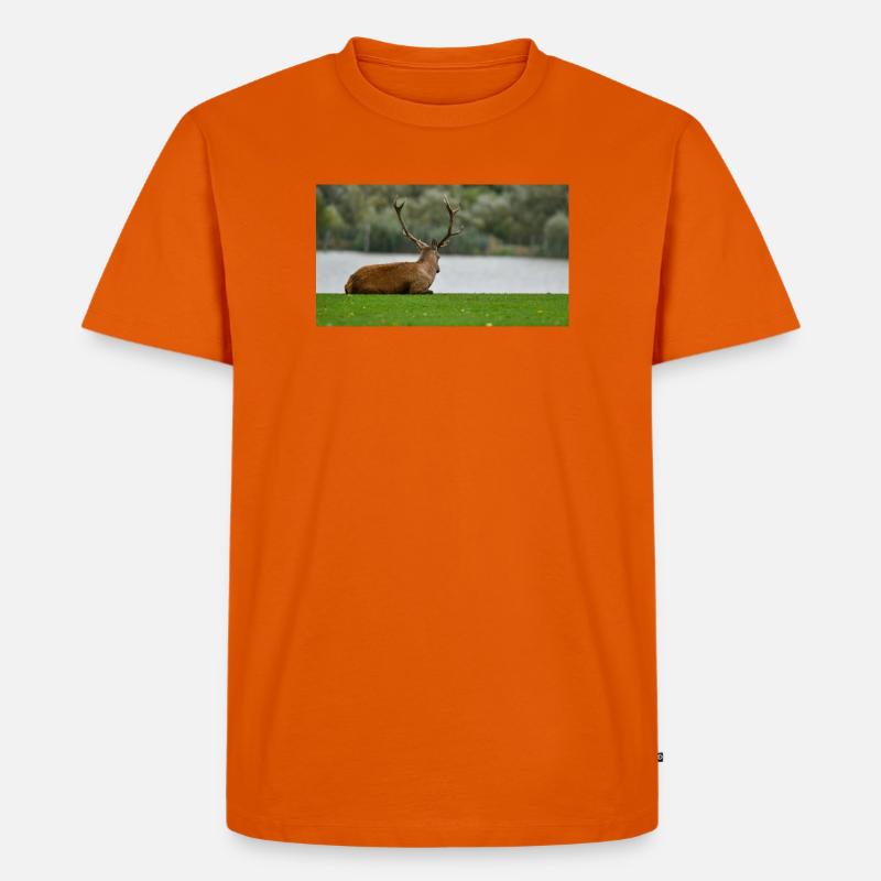 Hirsche am Ufer des Sees - Männer Premium Bio T-Shirt - Orange 
