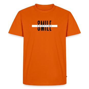 Souriez à chaque fois – Typographie minimale positive - T-shirt Premium bio Homme - orange  - Devant - Nico (187cm)