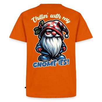 Chillin' with My Gnomies Christmas Gnome Design - Men's Premium Organic T-Shirt - orange  - Back - Nico (187cm)