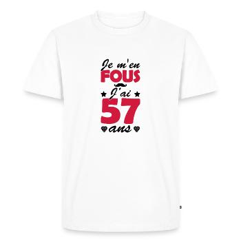 je m en fous j ai 57 ans / anniversaire 56 ans - T-shirt Premium bio Homme - blanc - Devant - Nico (187cm)