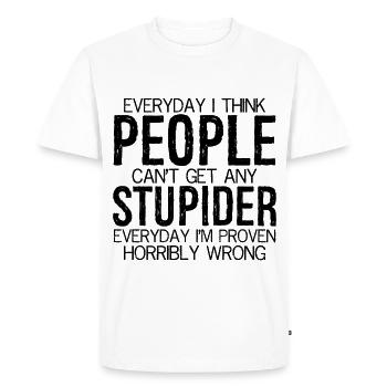 tous les jours, je pense que les gens ne peuvent pas être plus stupides tous les jours - T-shirt Premium bio Homme - blanc - Devant - Nico (187cm)