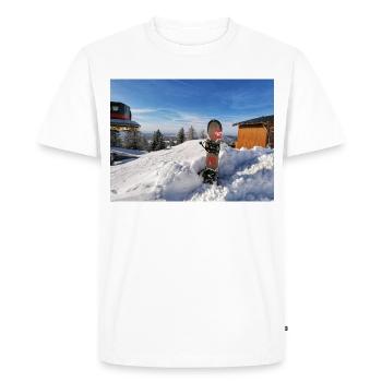 Snowboard sur une pente ensoleillée - T-shirt Premium bio Homme - blanc - Devant - Nico (187cm)
