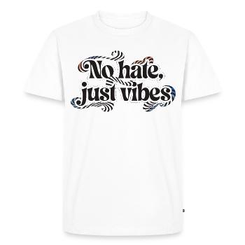 L’inscription « No hate, just vibes » dans un bauc - T-shirt Premium bio Homme - blanc - Devant - Nico (187cm)