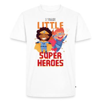 Une enseignante de maternelle élève des petits super-héros - T-shirt Premium bio Homme - blanc - Devant - Nico (187cm)
