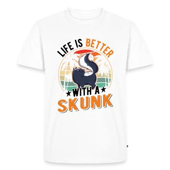 La vie est meilleure avec une Skunk Stinktier - T-shirt Premium bio Homme - blanc - Devant - Nico (187cm)