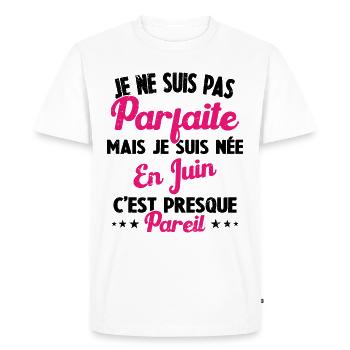 Anniversaire - Pas parfaite mais née en Juin - T-shirt Premium bio Homme - blanc - Devant - Nico (187cm)