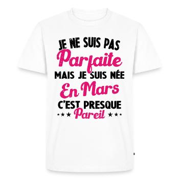Anniversaire - Pas parfaite mais née en Mars - T-shirt Premium bio Homme - blanc - Devant - Nico (187cm)