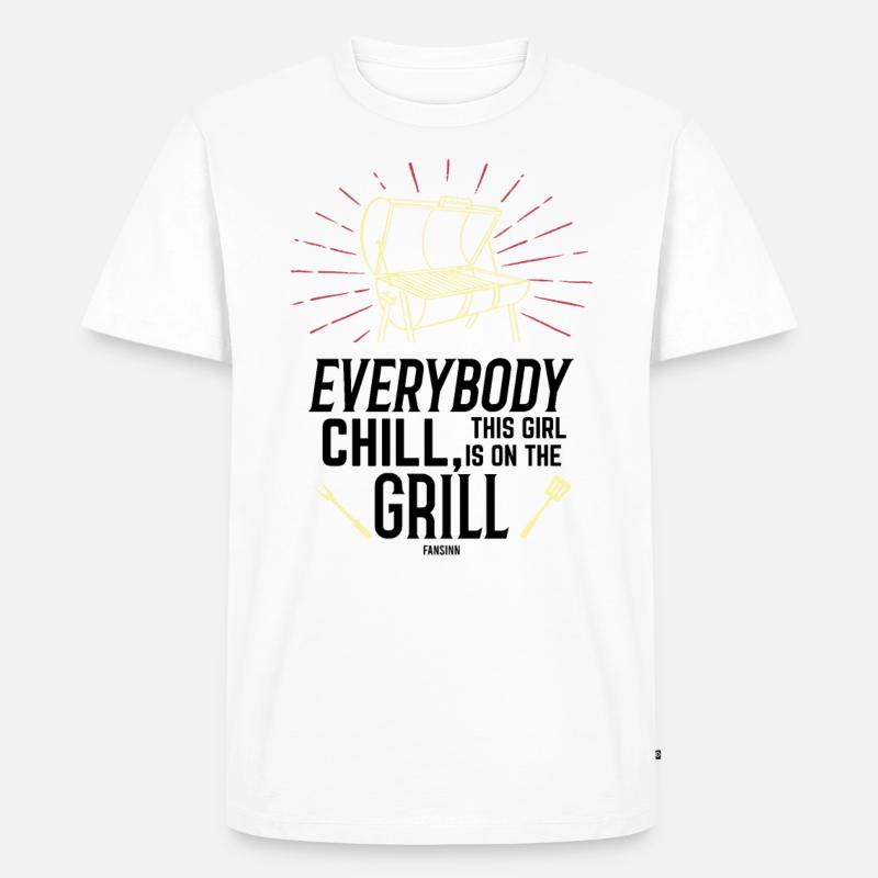Frau steht am Grill - Männer Premium Bio T-Shirt - Weiß