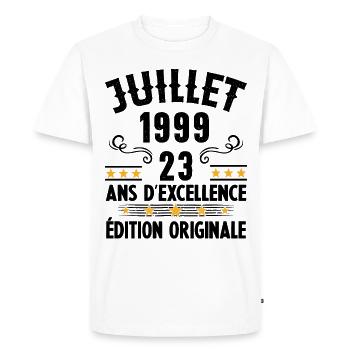 23 Ans Anniversaire Vintage Né(e) en Juillet 1999 - T-shirt Premium bio Homme - blanc - Devant - Nico (187cm)