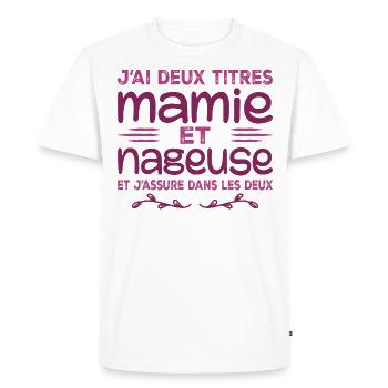 Deux Titres Mamie Nageuse | Grand-mère, Natation - T-shirt Premium bio Homme - blanc - Devant - Nico (187cm)