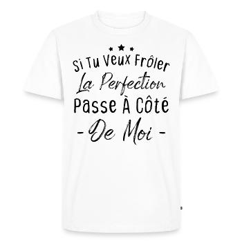 Tu veux frôler la perfection passe à côté de moi - T-shirt Premium bio Homme - blanc - Devant - Nico (187cm)